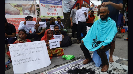 आरती साहको न्याय माग्दै माइतीघरमा कपाल मुण्डन